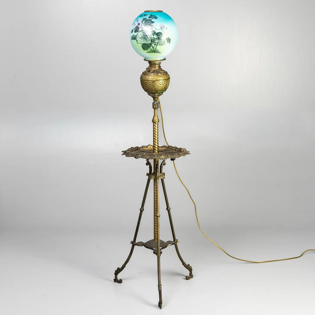 Ornate Brass Oil Lamp. — Floor lights — Griffin’s Auctioneers