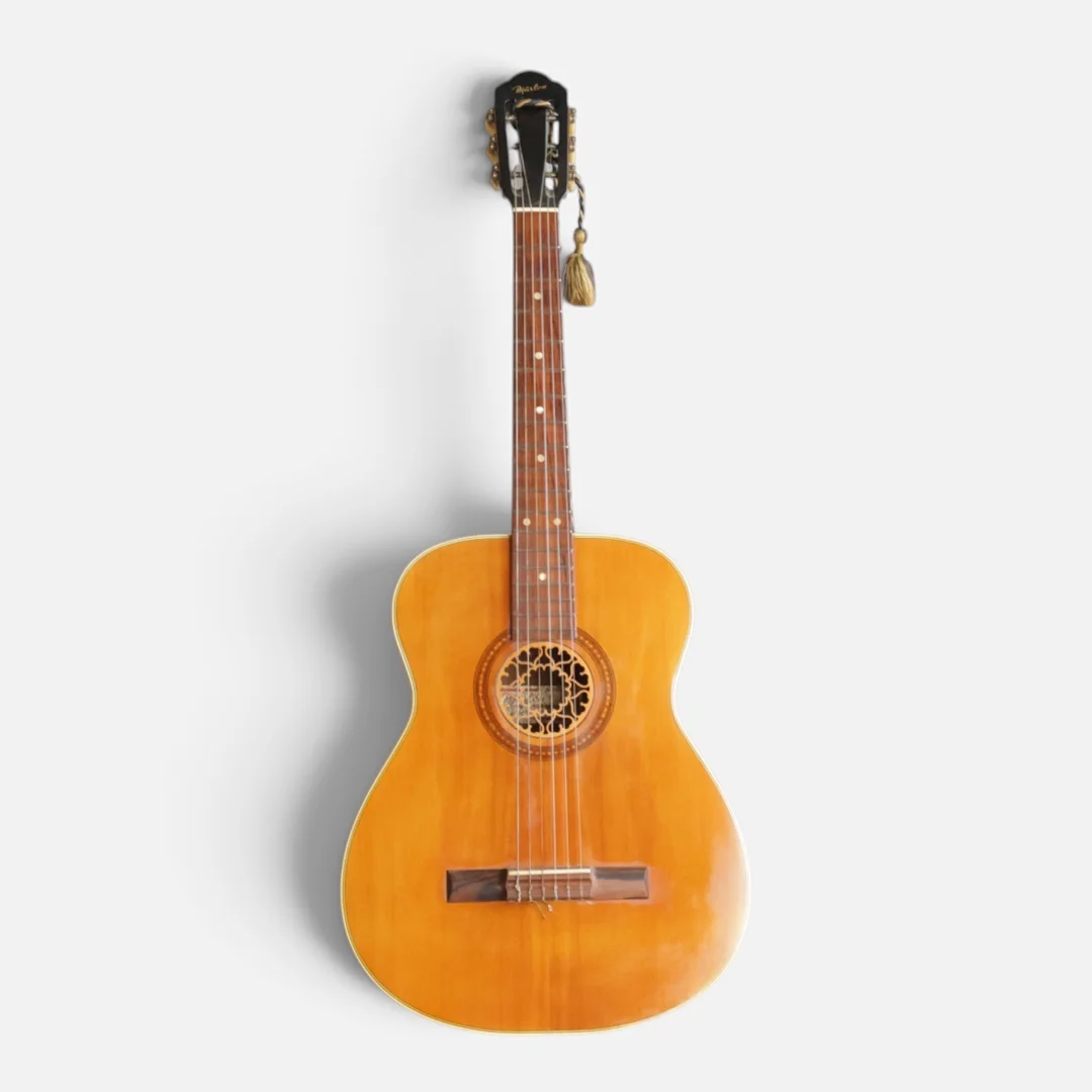BJÄRTON SVERIGE. Akustisk guitar, model "Isabella" Mærket indvendigt. — Musical instruments — Woxholt Auktionshus