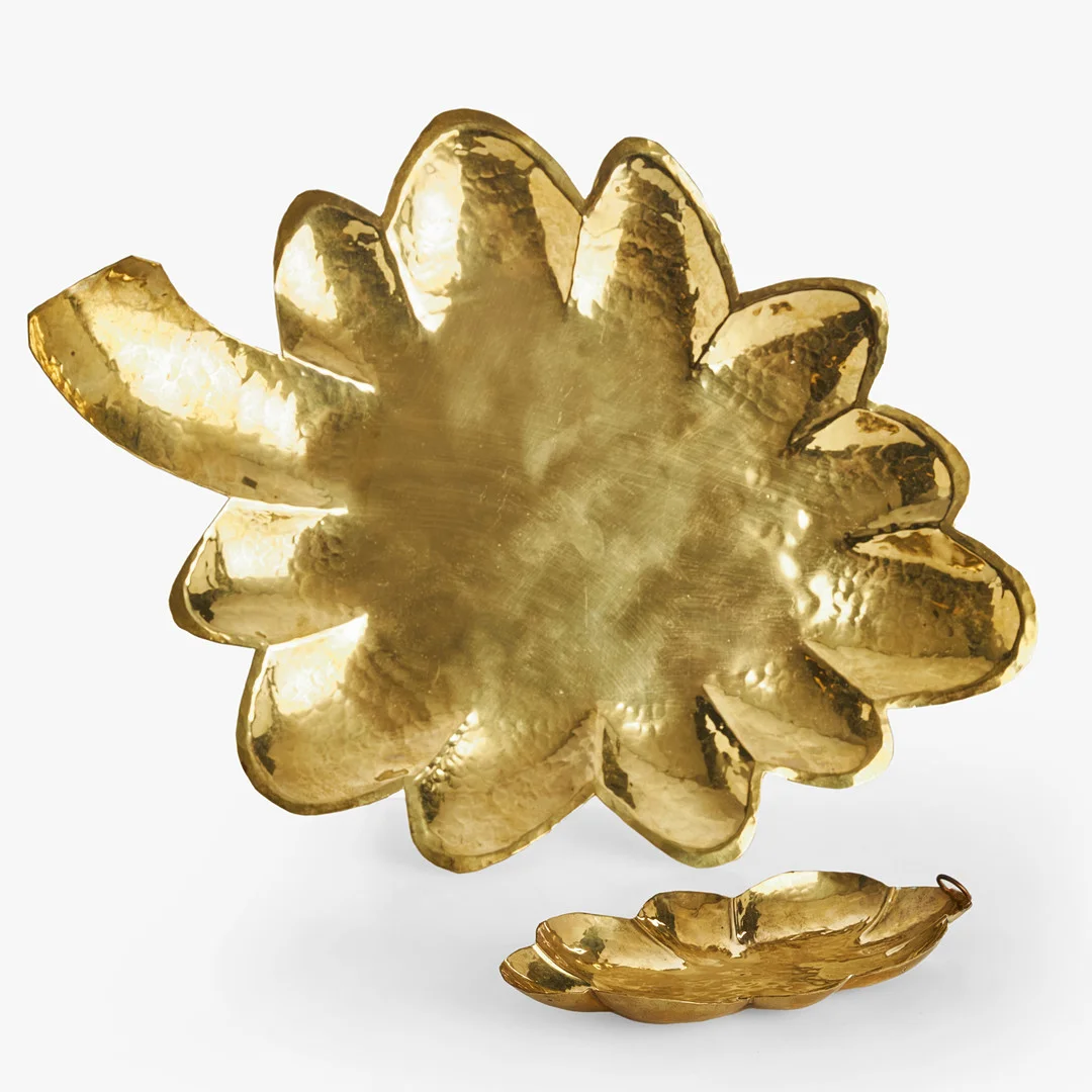 FAT, 2 st, Nils Andersson samt Arvid Johansson, Arvika Konstsmide, stämpelmärkta, organisk form, handdriven mässing, konturerat brätte med hamrad yta. — Pewter, Brass & Copper — Crafoord Auktioner Stockholm