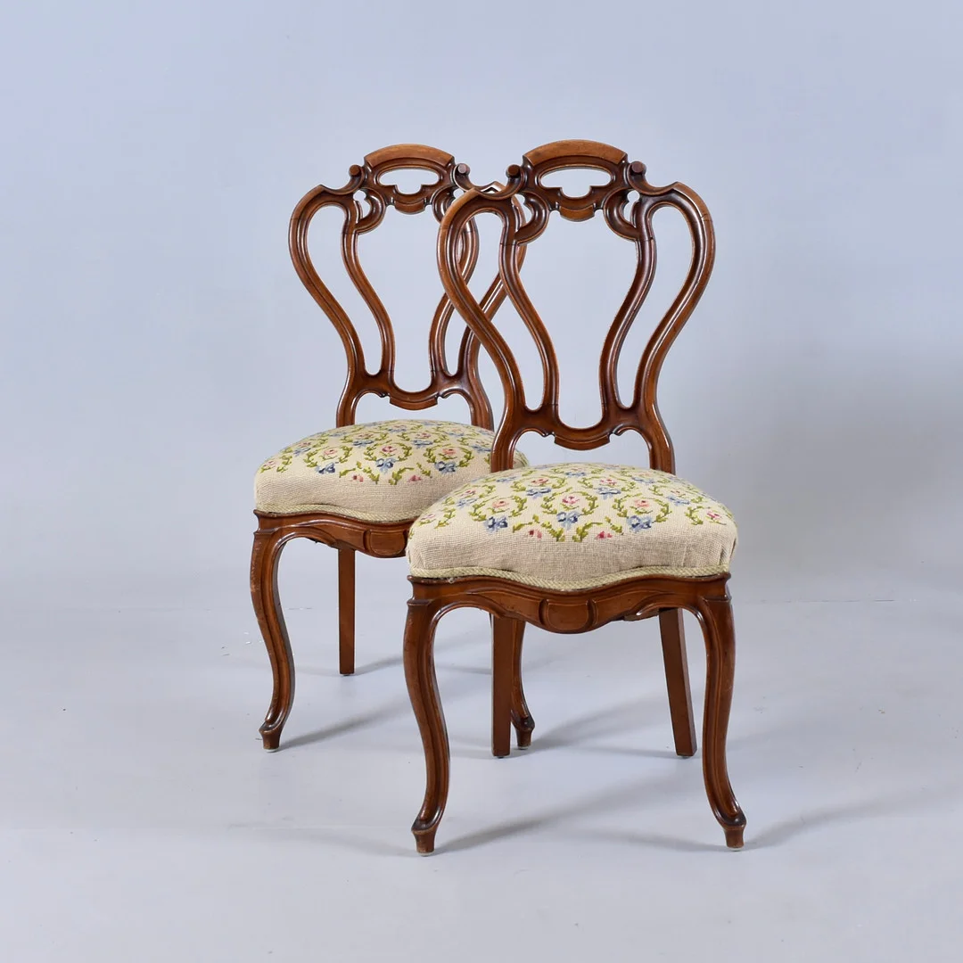 STOLAR, ett par, nyrokoko med broderad sits, 1800/1900-tal. — Armchairs & Chairs — Halmstads Auktionskammare