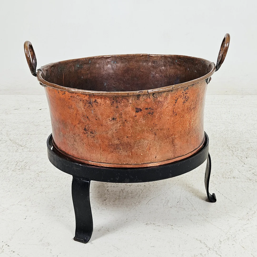 GRYTA, koppar, 1800-tal, på SMIDESSTÄLL, 1900-tal. — Pewter, Brass & Copper — Auktionshuset Thörner & Ek