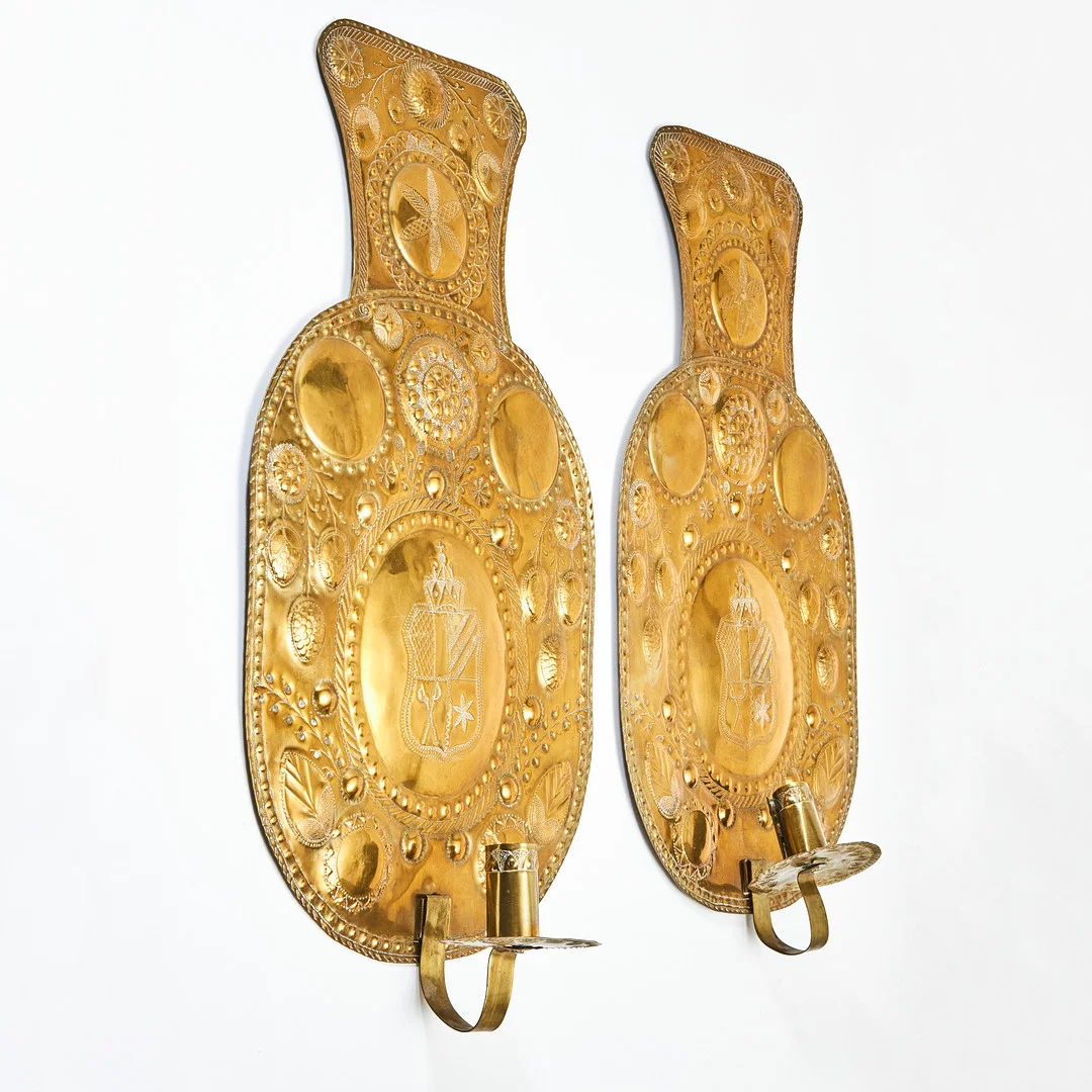 LJUSPLÅTAR, 1 par, 1900-talets början, barockstil, mässing, för ett ljus vardera. — Pewter, Brass & Copper — Stockholms Auktionsverk Magasin 5