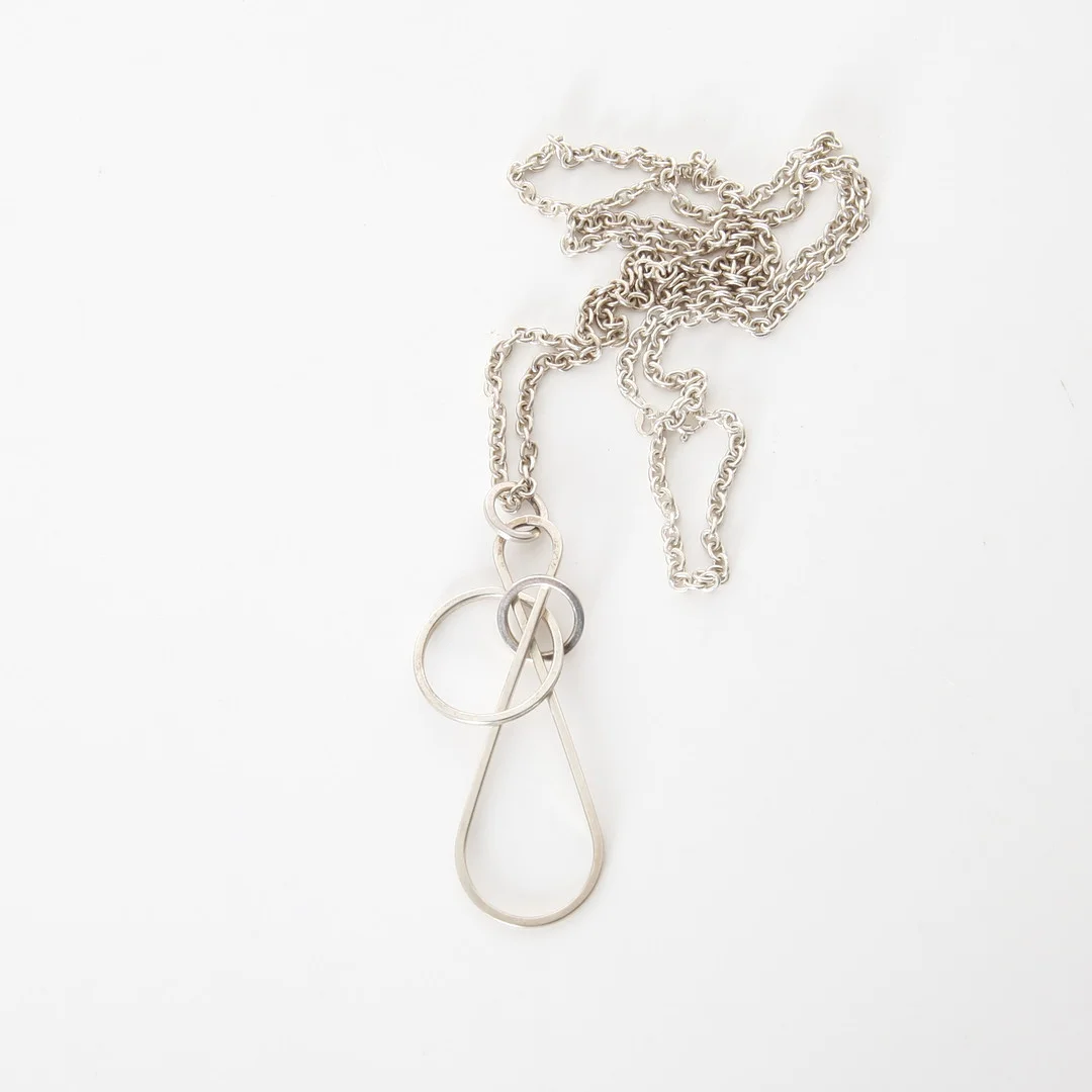 EFVA ATTLING. f 1952. Hänge "Loopiloop" med halskedja, sterlingsilver. — Jewellery — Auktionsverket Engelholm