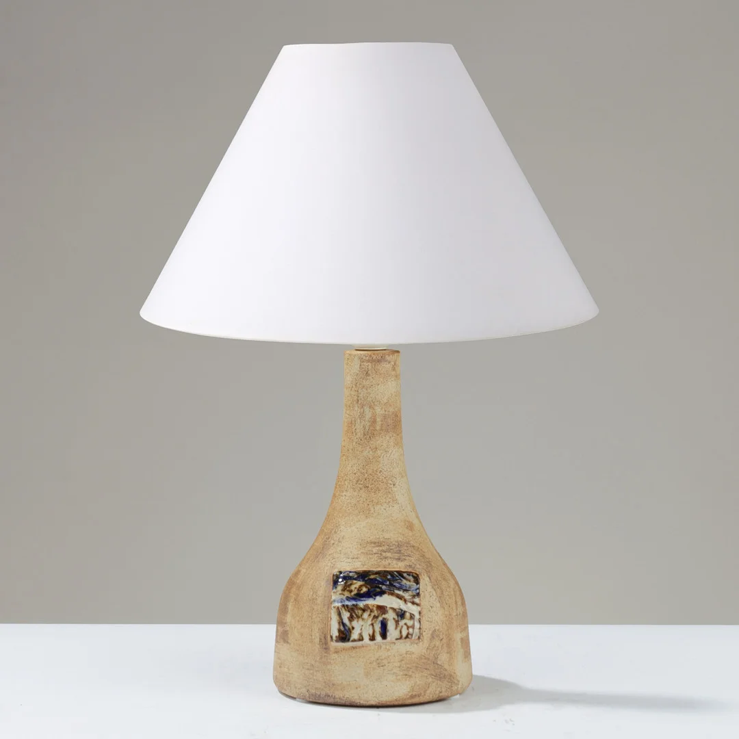 CONNY WALTHER (1931-2019). Hånddrejet, uglaseret bordlampe udsmykket med glaseret relief, eget værksted i Birkerød, Danmark, 1960/70'erne. — Table Lamps — Palsgaard Kunstauktioner