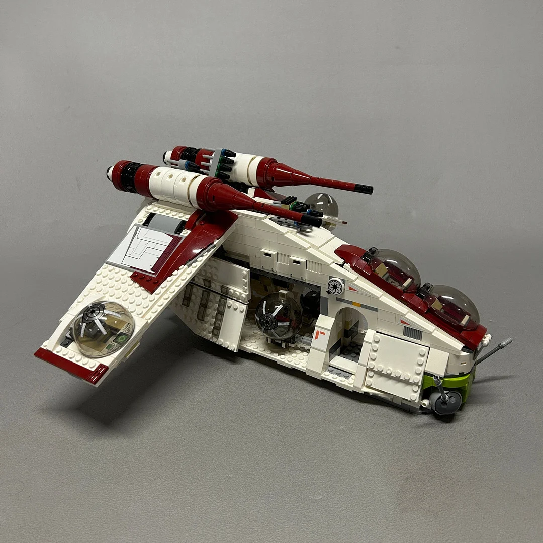 BUILDING BRICKS STAR WARS GUNSHIP. — Other toys — Chalkwell Auctions