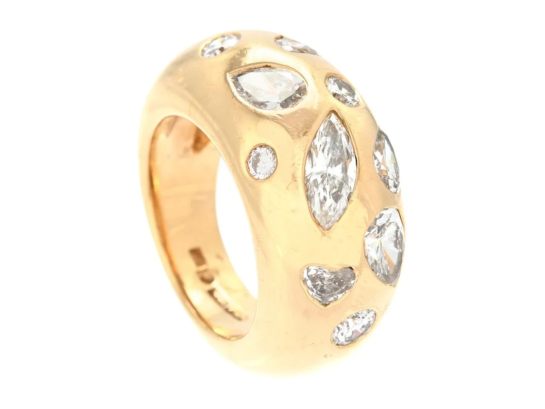 RING, 18K guld, briljant-, navett-, dropp- och hjärtslipade diamanter ca 2,65 ctv, ca TW-W/VS, stl 16,5 mm, vikt 24,7 g, några diamanter med nagg. — Smycken/Ring — Kaplans