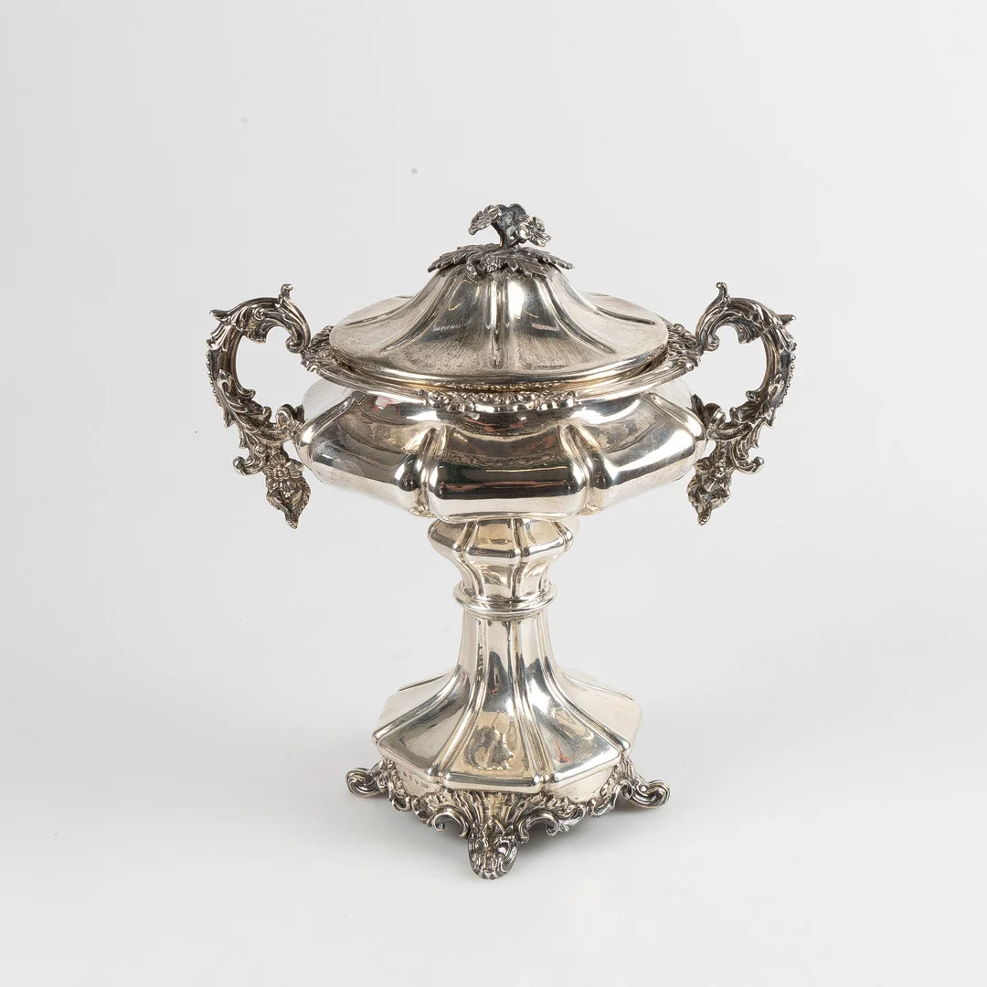 GUSTAF MÖLLENBORG. Sockerskål med lock, Stockholm, 1845, silver, dekor av knäckar samt blomster. — Silver — Stockholms Auktionsverk Helsingborg