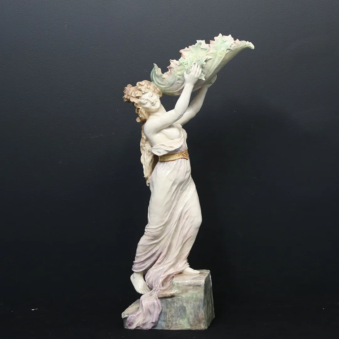 BLOMSTERUPPSATS/SKULPTUR, glaserad keramik, troligen Italien, 18/1900-tal. — Sculptures & Bronzes — Gomér & Andersson Linköping