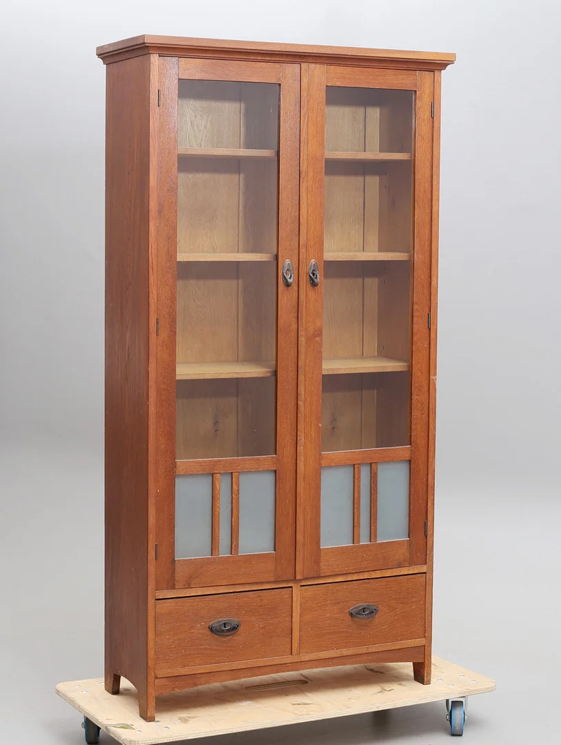 VITRINSKÅP, ek, jugend, tidigt 1900-tal. — Cupboards, Cabinets & Shelves — Auktionshuset Thelin & Johansson