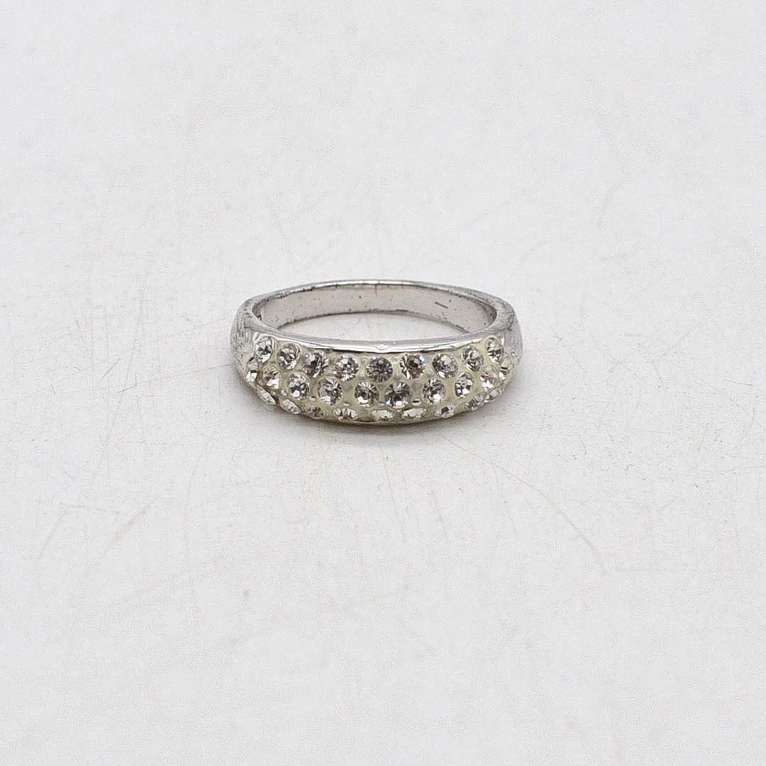 CHO KONZEPT DESIGNER DAMENRING, 28 STEINE UND WEISS EMAILLIERT, GRÖSSE NR. 18 / U 58MM. — Rings — Kunst- und Auktionshaus Kleinhenz