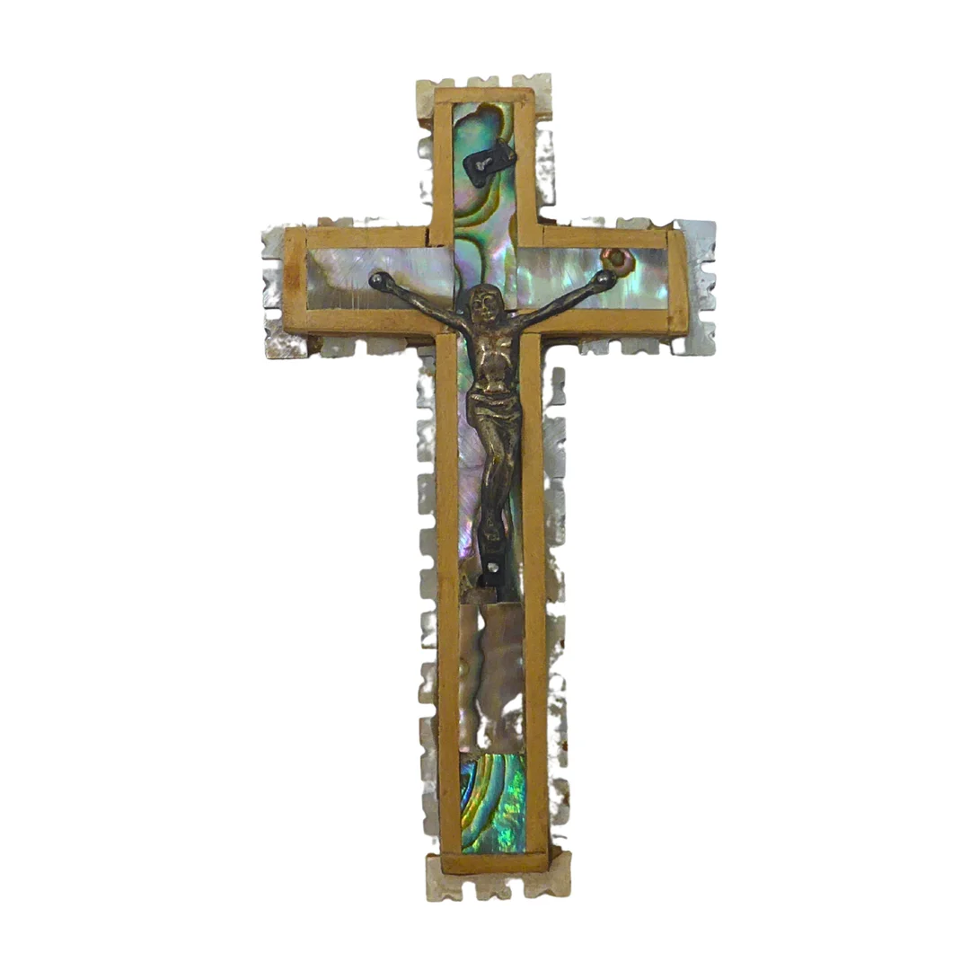 KRUZIFIX AUS HOLZ UND PERLMUTT. — Other — Auktionshaus Stuber's Hammerschlag