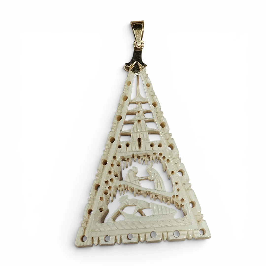 Colgante en hueso tallado con motivo de figuras caladas y pagodas y oro de 14k. — Brooches & Pendants — Arce Auctions