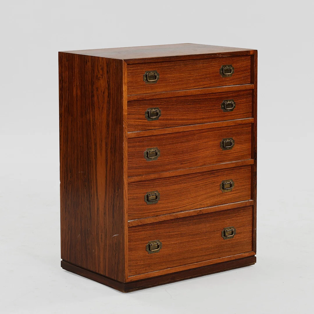 HENNING KORCH. Kommode af palisander med greb af messing, front med frem skuffer, CFC Silkeborg, Danmark, ca. 1960'erne. — Chests of drawers — Palsgaard Kunstauktioner