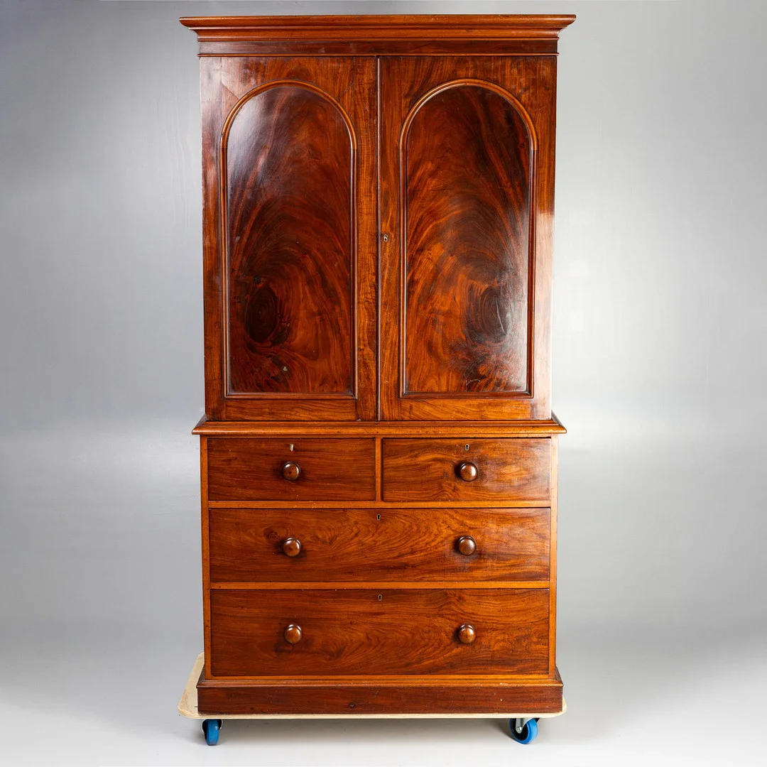 A LATE VICTORIAN LINEN PRESS. — Cupboards, Cabinets & Shelves — Griffin’s Auctioneers