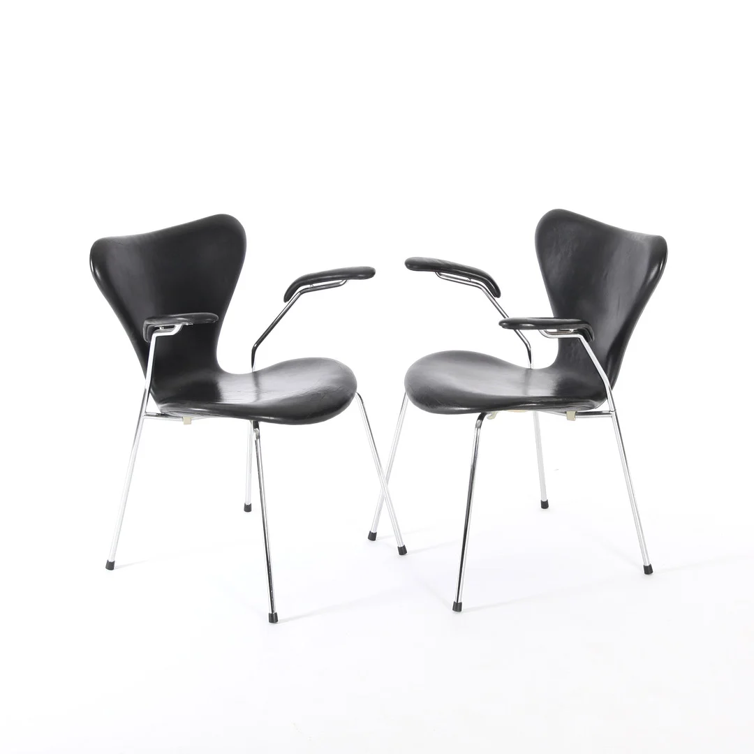ARNE JACOBSEN. 1902-1971. Karmstolar, 2 st, "Sjuan", svart skinn, Fritz Hansen 1993. — Armchairs & Chairs — Auktionsverket Engelholm