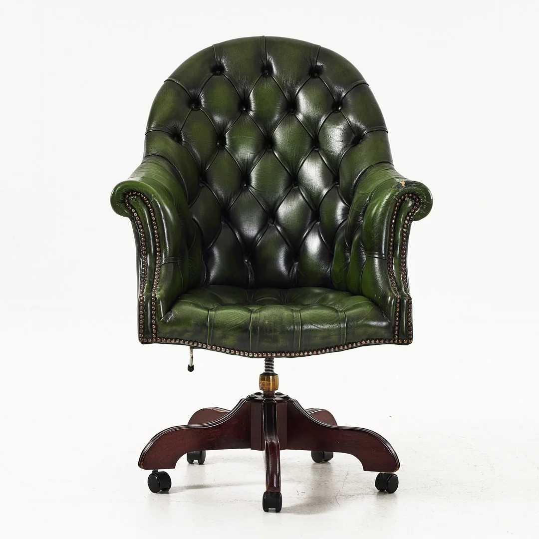 SKRIVBORDSSTOL, på hjultrissor, 1900-talets andra hälft, England. — Armchairs & Chairs — Stockholms Auktionsverk Magasin 5