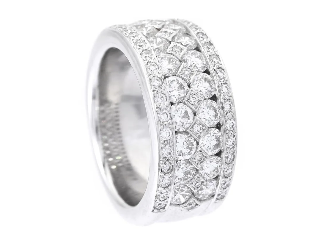 STRÖMDAHLS, ring, 18K vitguld, 60 briljantslipade diamanter 2,30 ctv, TW/VS-SI, bredd 10 mm, stl 17,25 mm, vikt 20,3 g. — Smycken/Ring — Kaplans