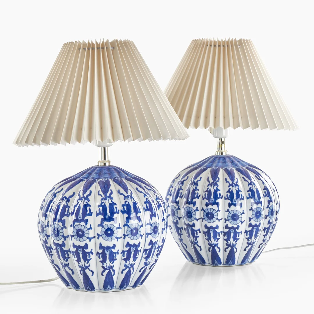 IKEA. BORDSLAMPOR, ett par, underglasyrmålat porslin, enligt uppgift ur IKEA's 1700-talsserie. Etikettmärkta. — Table Lamps — Crafoord Auktioner Stockholm