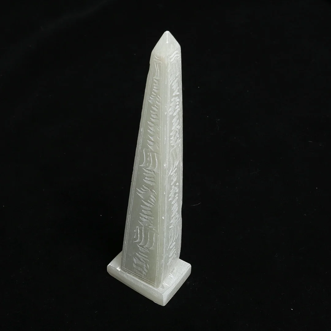 OBELISK, täljsten, med inristade tecken. — Sculptures & Bronzes — Kalmar Auktionsverk