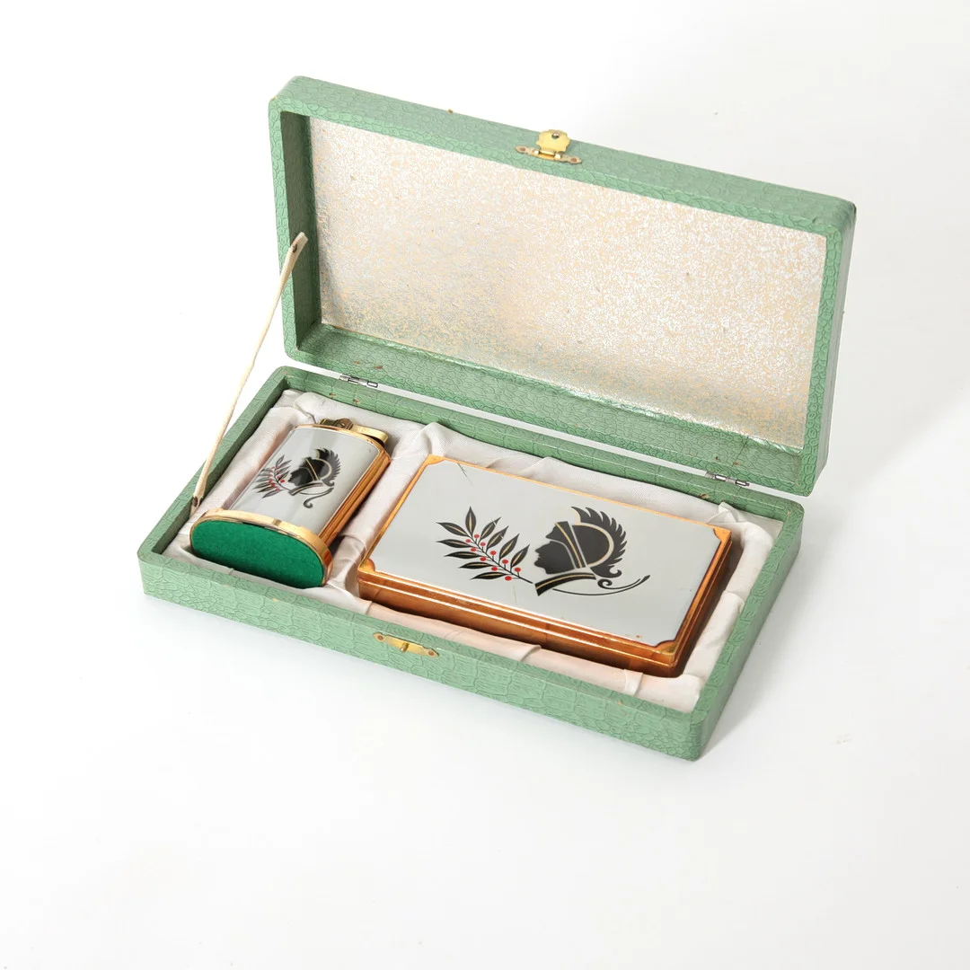CIGARETTSET I ORIGINALASK, Tändare och låda, 1950-tal. — Other collectables — Auktionsverket Engelholm