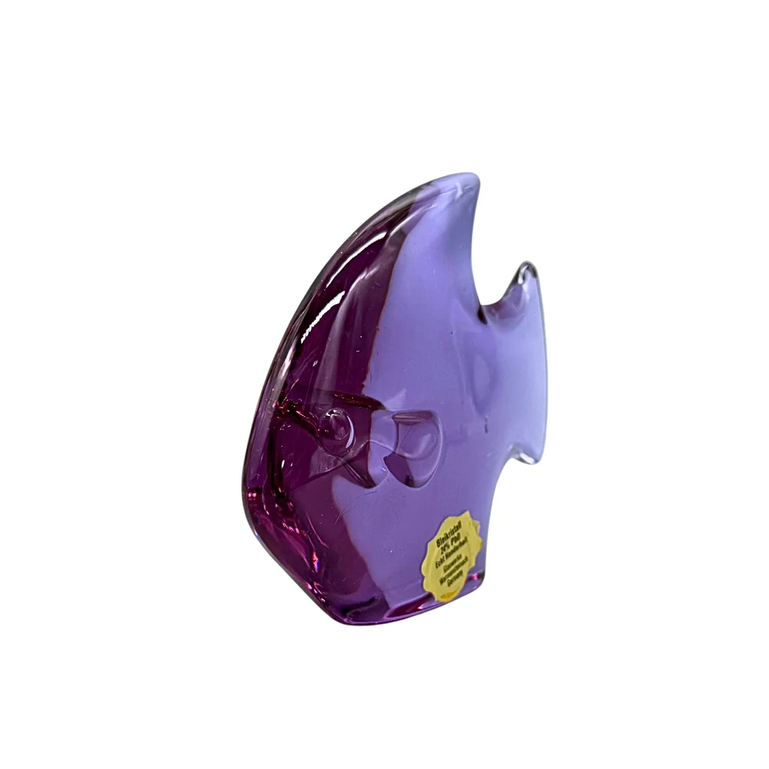 FISCHFIGUR AUS LILA BLEIKRISTALL, HANDGEARBEITET VON GLASWERKE WARMENSTEINACH. — Art glass — Auktionshaus Stuber's Hammerschlag