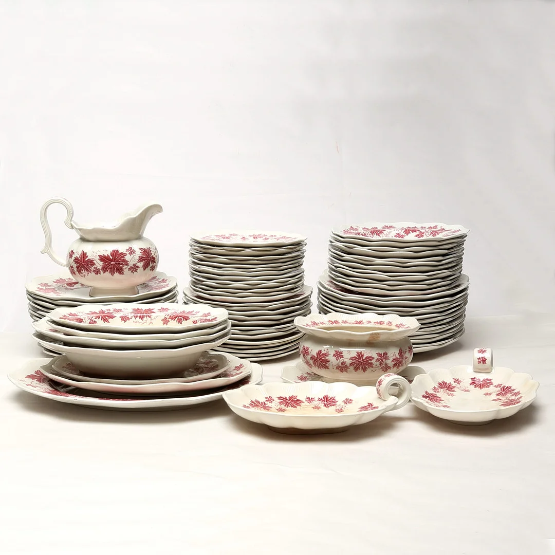 ARTHUR PERCY. MATSERVIS, 77 DELAR, Gefle, Vinranka. — Tableware — Kalmar Auktionsverk