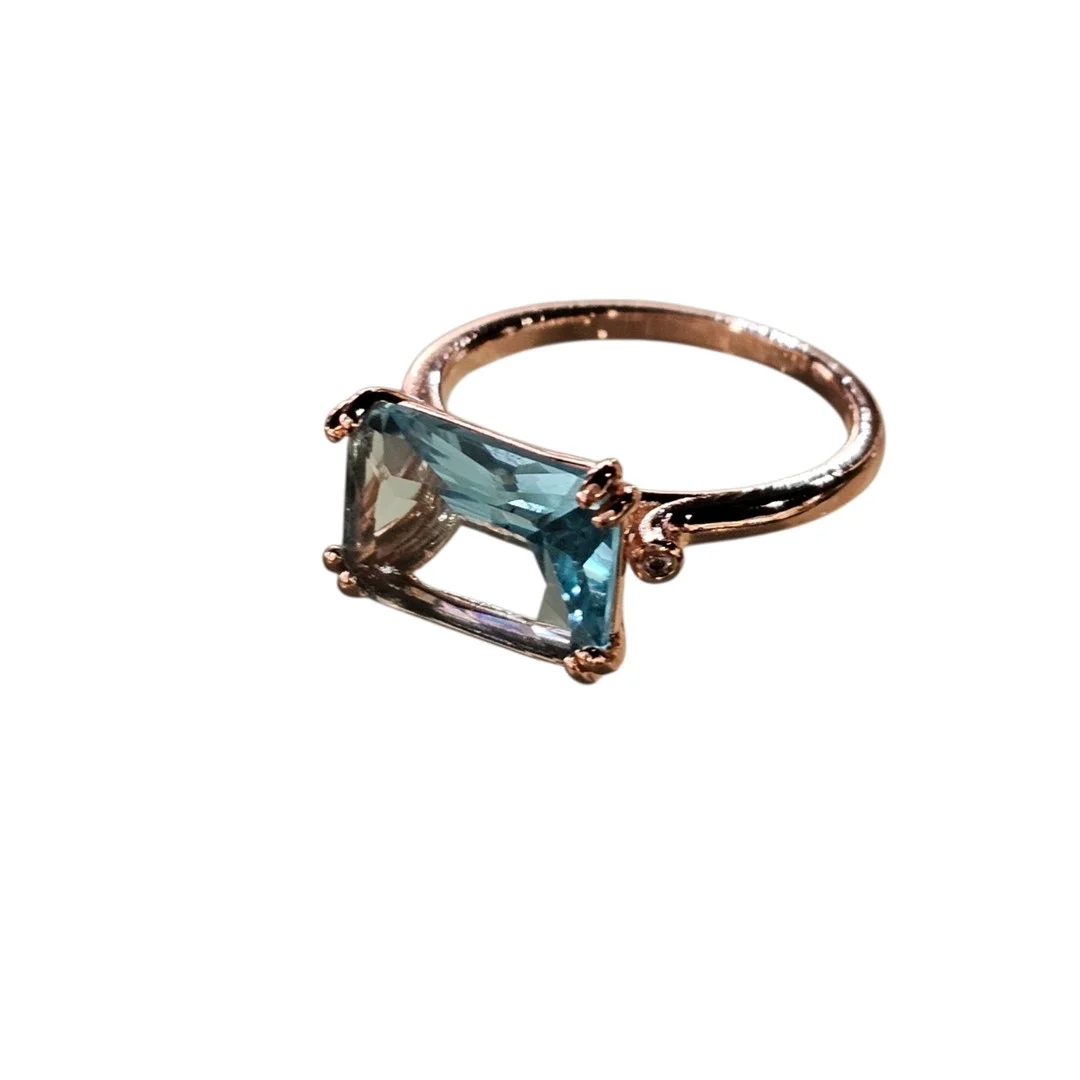 Sortija en metal bañado en oro rosa con gran circonita azul. — Rings — Arce Auctions