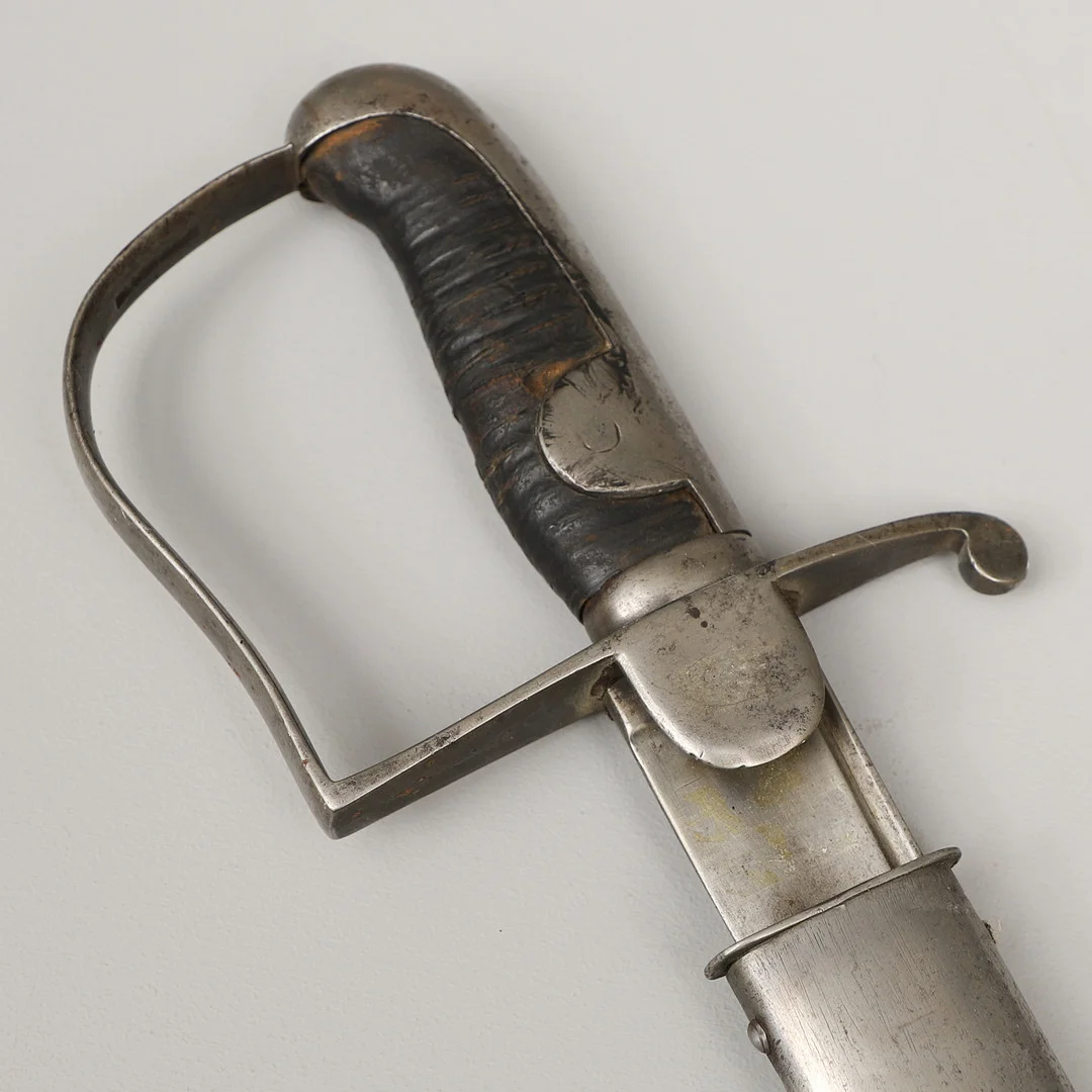 SABEL, svensk, m/1831, för manskap vid artilleriet, med stålbalja. — Edged weapons — Crafoord Auktioner Malmö