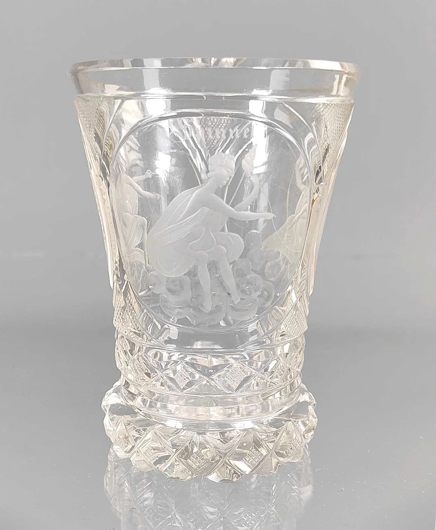 RANFTBECHER MIT DEN 3 PARZEN UM 1840. — Art glass — Auktionshaus Bossard