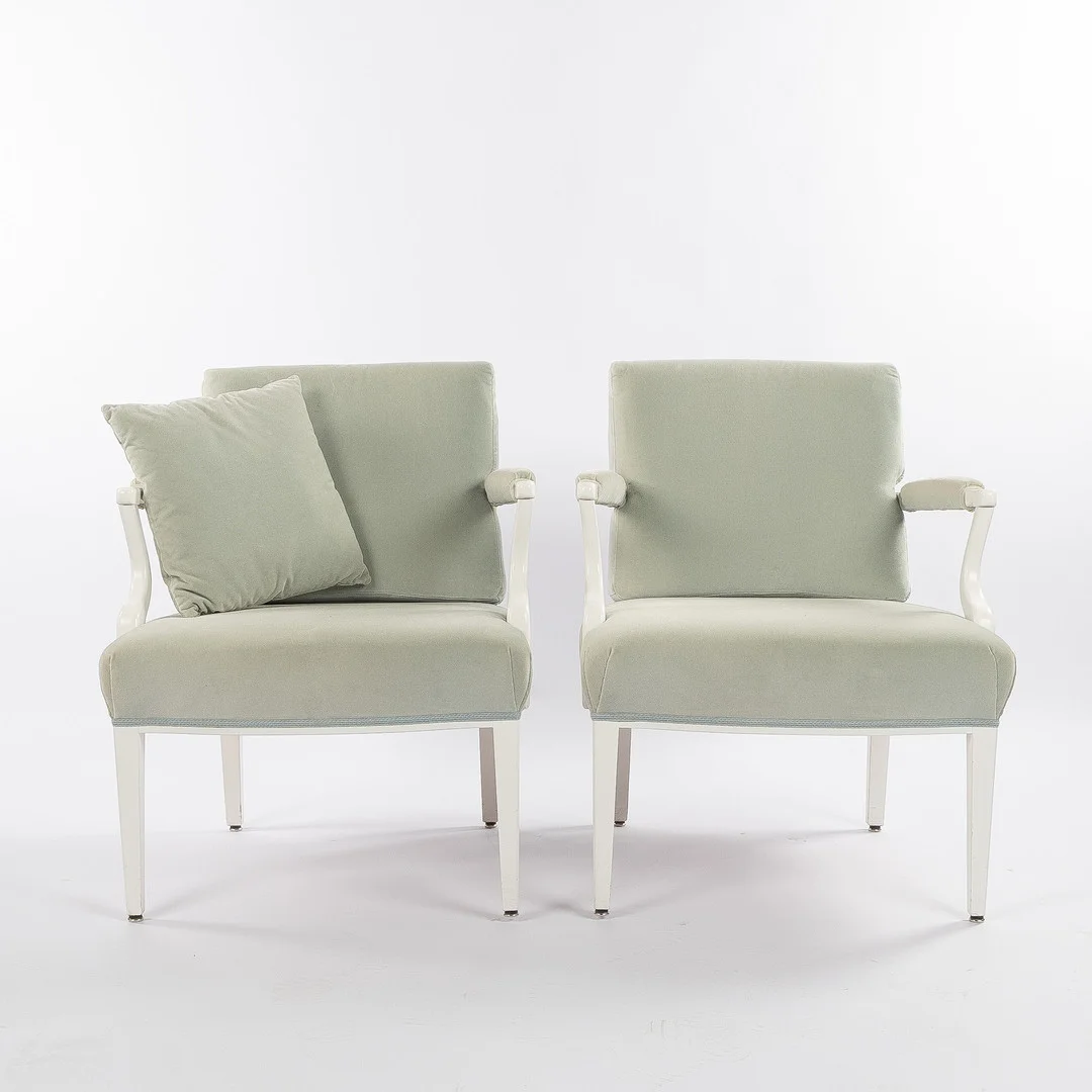 JOSEF FRANK. Karmstolar, ett par, vitlackade, modell 969, Firma Svenskt Tenn, Stockholm, formgivna 1939. — Armchairs & Chairs — Stockholms Auktionsverk Helsingborg