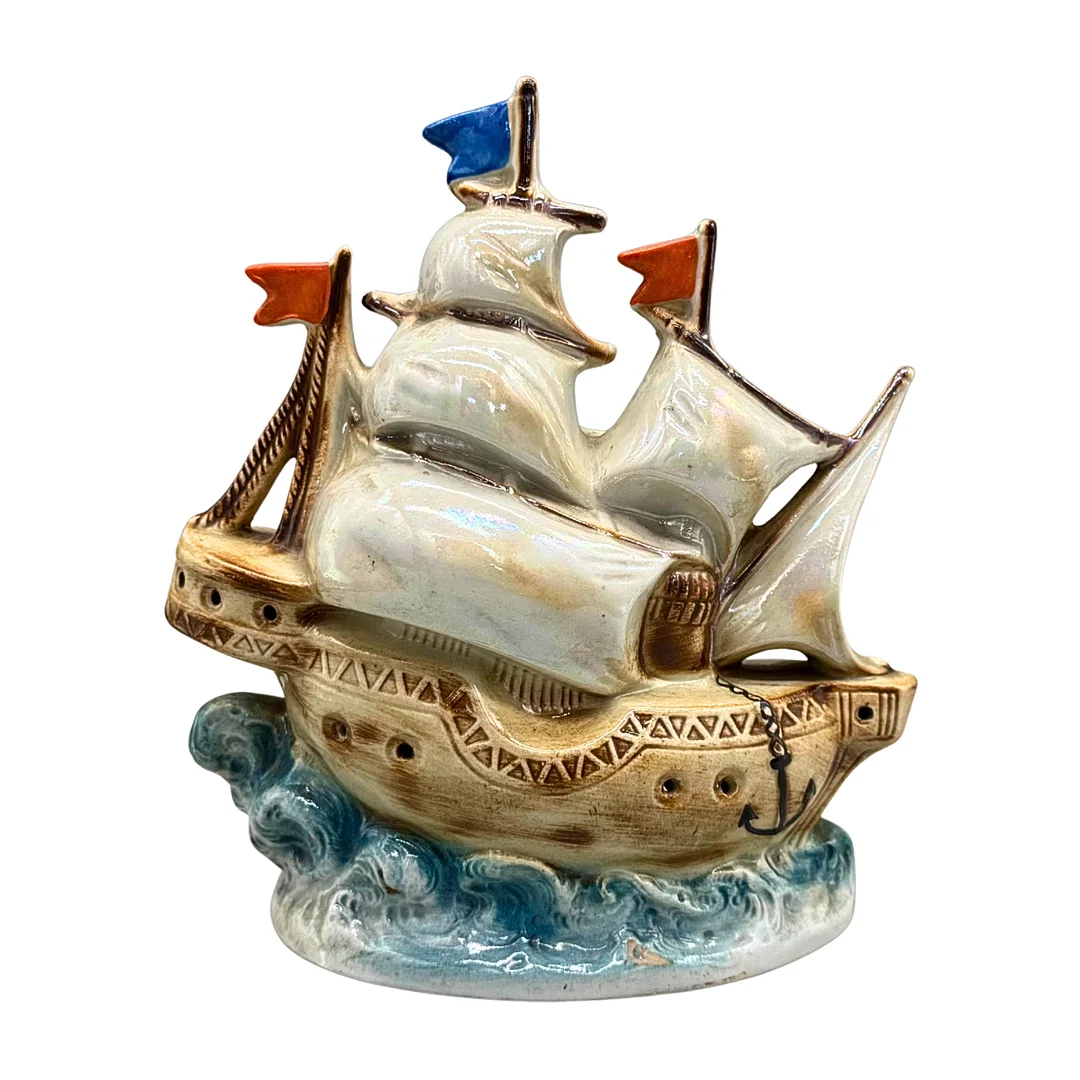 PORZELLANSCHIFF ALS RAUCHVERZEHRER. — European — Auktionshaus Stuber's Hammerschlag