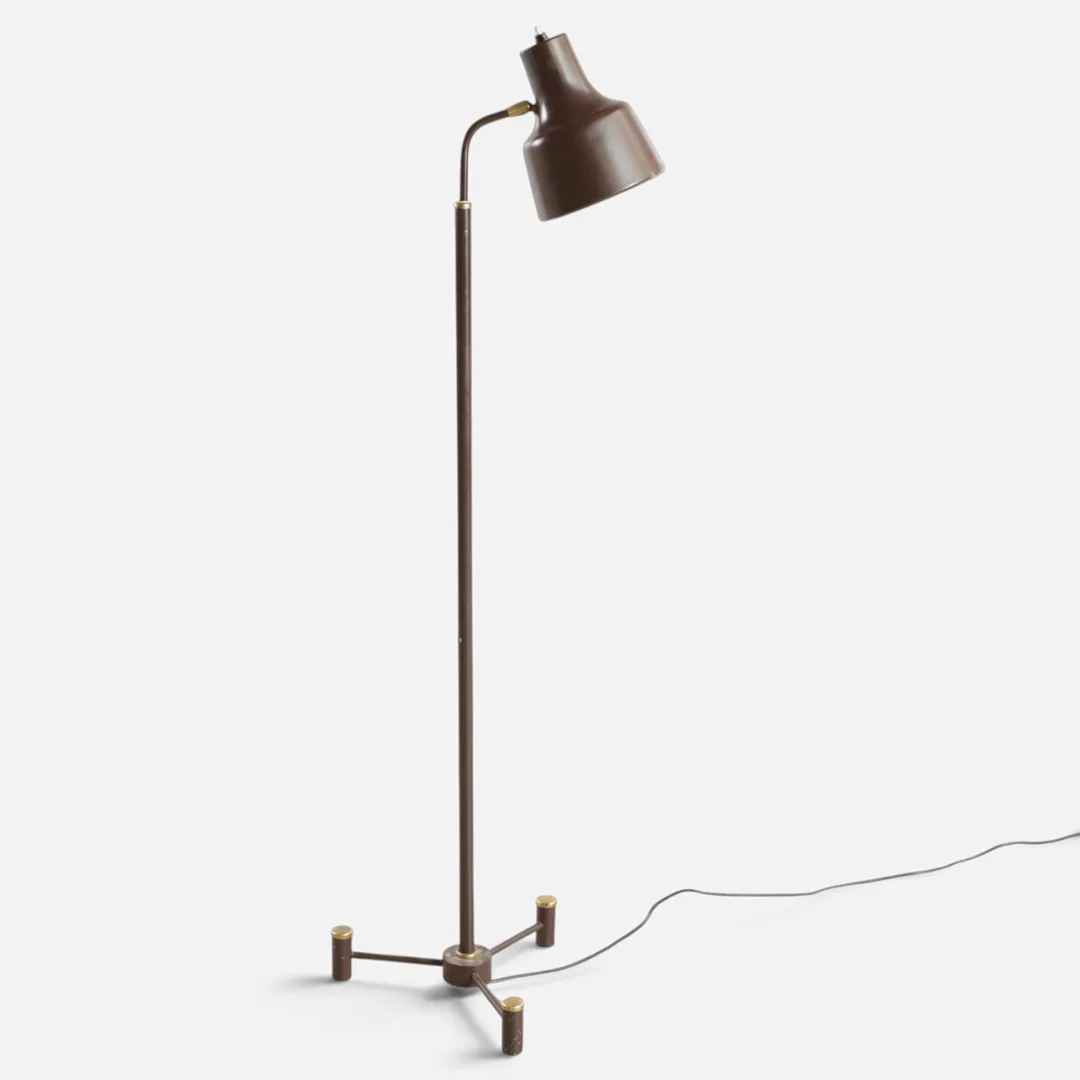 Gulvlampe af brunlakeret metal, tre-fod med detaljer af messing. Skandinavisk lampedesign, 1970-80'erne. — Floor lights — Woxholt Auktionshus