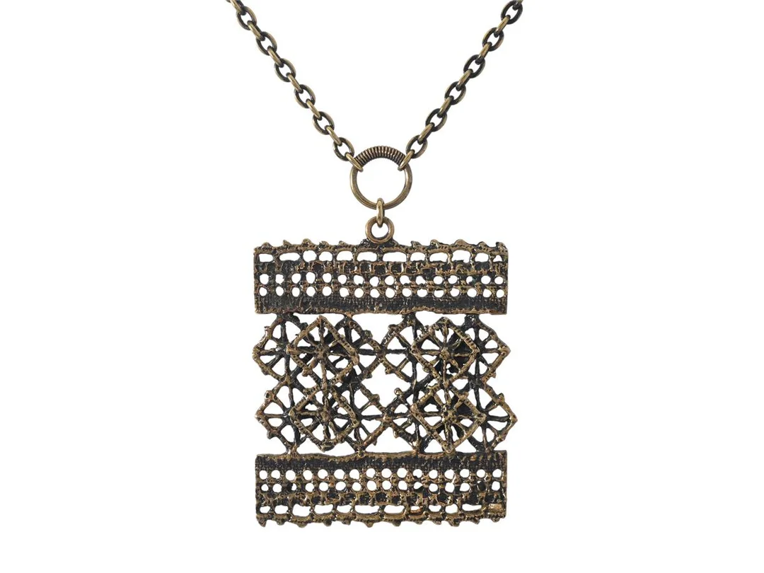 PENTTI SAPRANEVA, collier, brons, längd kedja 65 cm, höjd hänge 7 cm, vikt 39,3 g. — Smycken/Collier — Kaplans