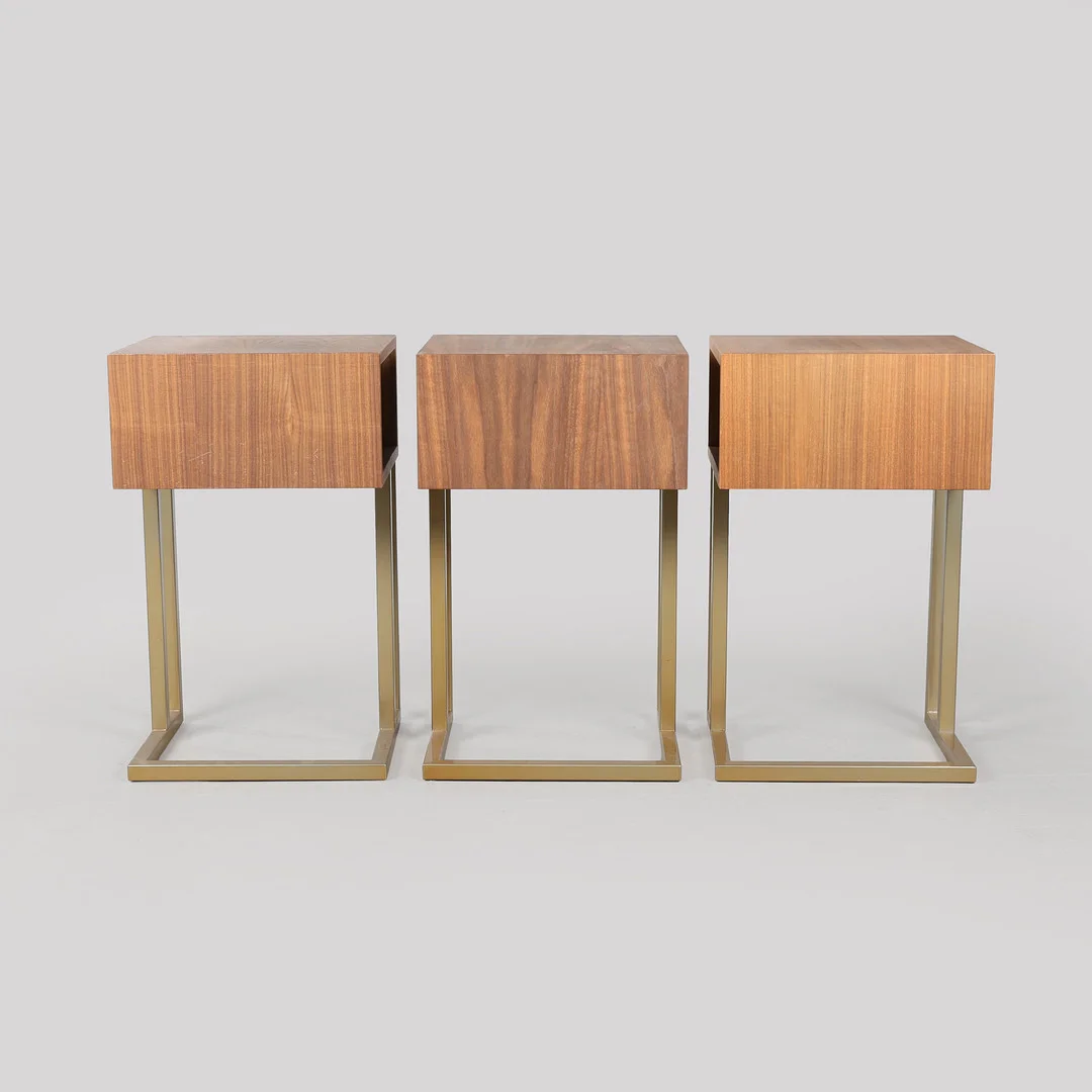 Et sæt på tre sengeborde / lampeborde af valnød og stål (3). — Tables — Bidstrup Auktioner