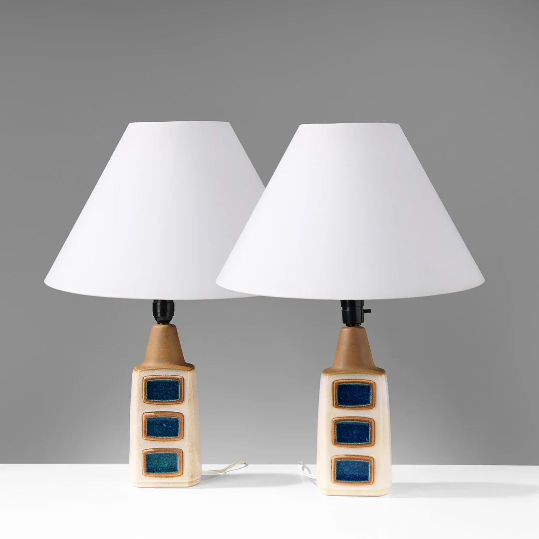 EINAR JOHANSEN (1906-80). Et par bordlamper af glaseret stentøj med rektangulære blå relieffer, Søholm, Bornholm, Danmark, 1960'erne, (2). — Table Lamps — Palsgaard Kunstauktioner