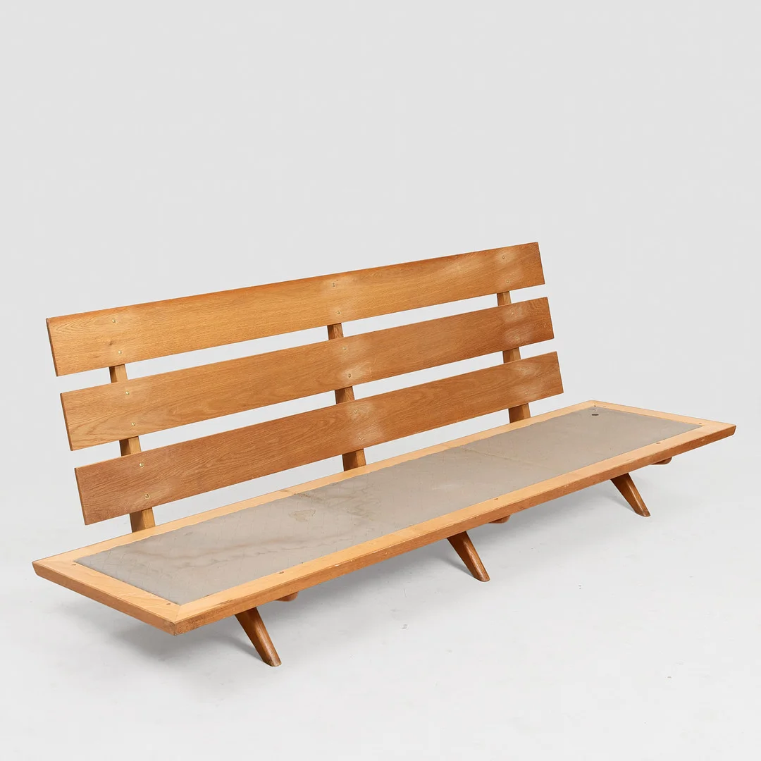 GEORG THAMS. Sofa af fineret og massivt egetræ, hynder betrukket med brun uld, Vejen Polstermøbelfabrik, Danmark, formgivet 1964. — Sofas & Seatings — Palsgaard Kunstauktioner