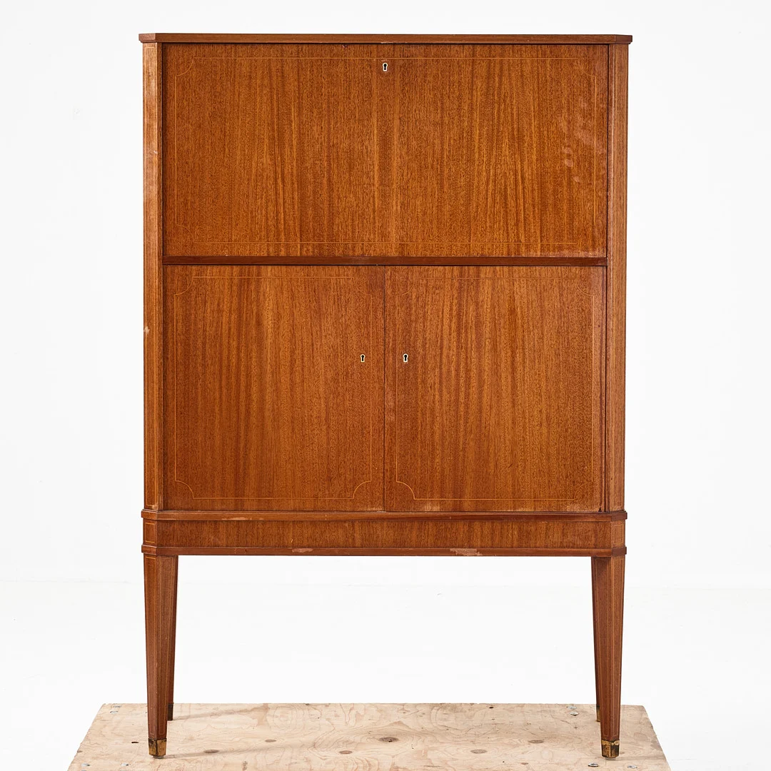 BARSKÅP, 1950-tal, med spegelinredning, fanerad i mahogny, fothylsor i mässing, med belysning, intarsia dekor, Förenades Möbler. — Cupboards, Cabinets & Shelves — Stockholms Auktionsverk Magasin 5