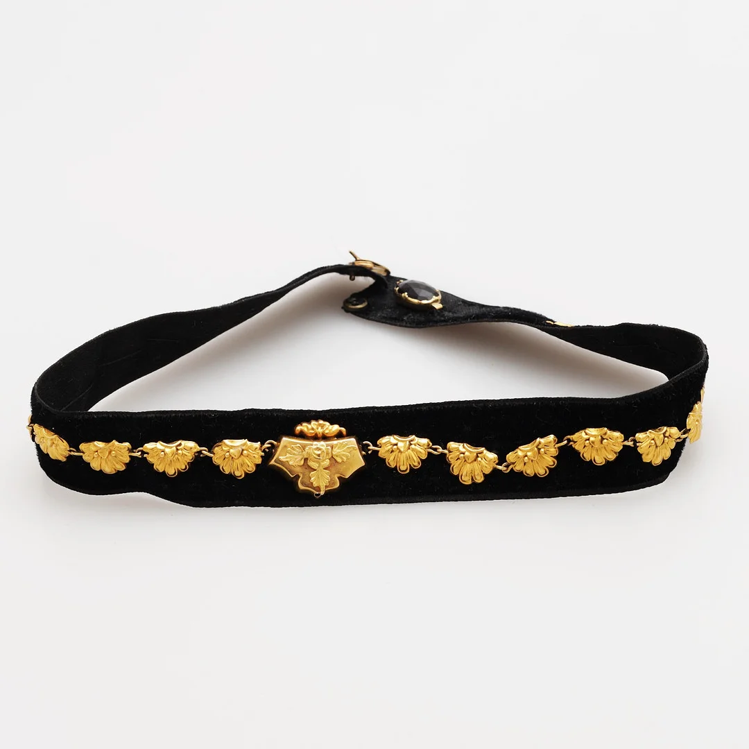 HALSBAND, guld 18k fäst på tygband, total vikt 8,07 gram. — Jewellery — Växjö Auktionskammare