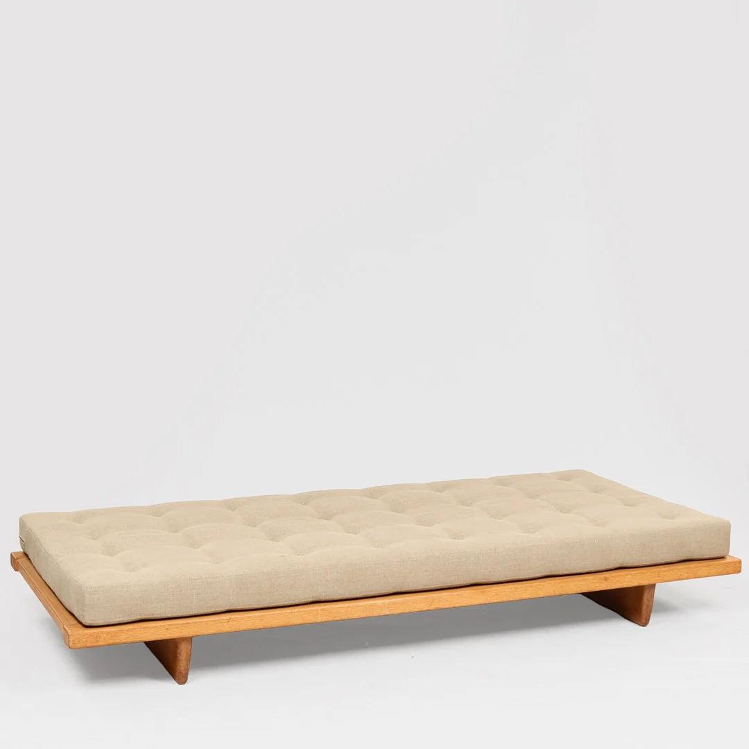 BØRGE MOGENSEN (1914–1972). Daybed med stel af massivt egetræ, løs madras betrukket med kanvas, model 192, Fredericia Stolefabrik, Danmark, formgivet 1955. — Other — Palsgaard Kunstauktioner