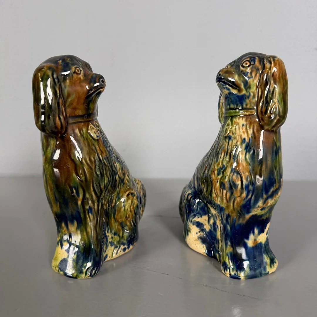 PARHUNDAR, s ka spishundar, 1800-tal, England/ Skottland, möjligen Rosslyn Pottery Co., föreställande Charles Cavalier Spaniel. — European — Skandia Auktion