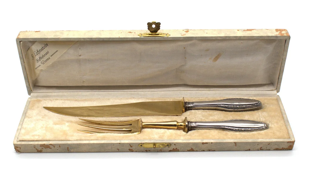 A. LOHNSTEIN. WORMS, HOFLIEFERANT, ANTIKES TRANCHIERBESTECK, GRIFFE AUS 800ER SILBER, KLINGEN AUS VERGOLDETEM MESSING, IM ORIGINAL KASTEN UM 1900. — Silver — Kunst- und Auktionshaus Kleinhenz