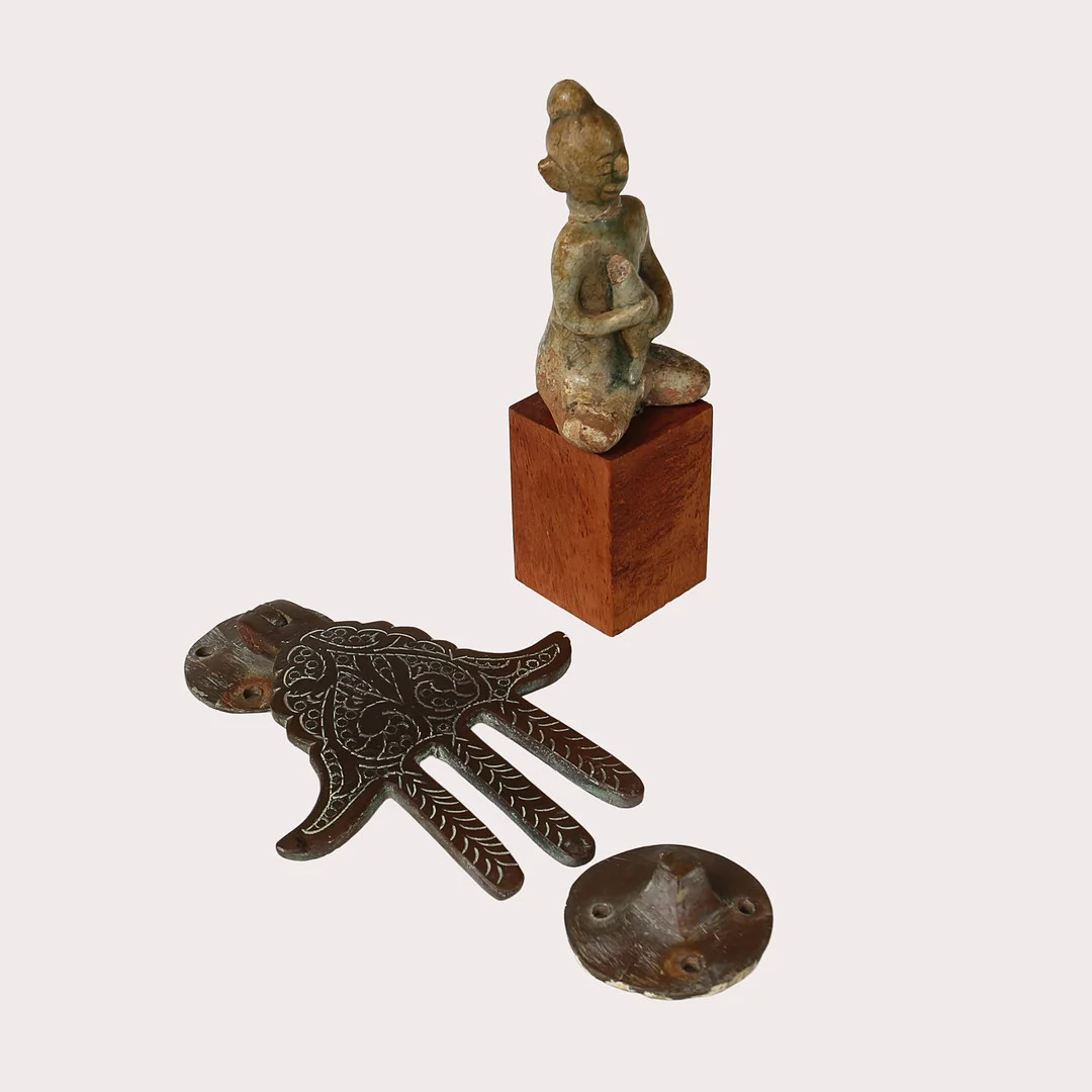 DÖRRKLÄPP I BRONS, föreställande Hamsa Fatimas hand , samt figurin sittande Buddha i sten, antik. — Other metals — Limhamns Auktionsbyrå