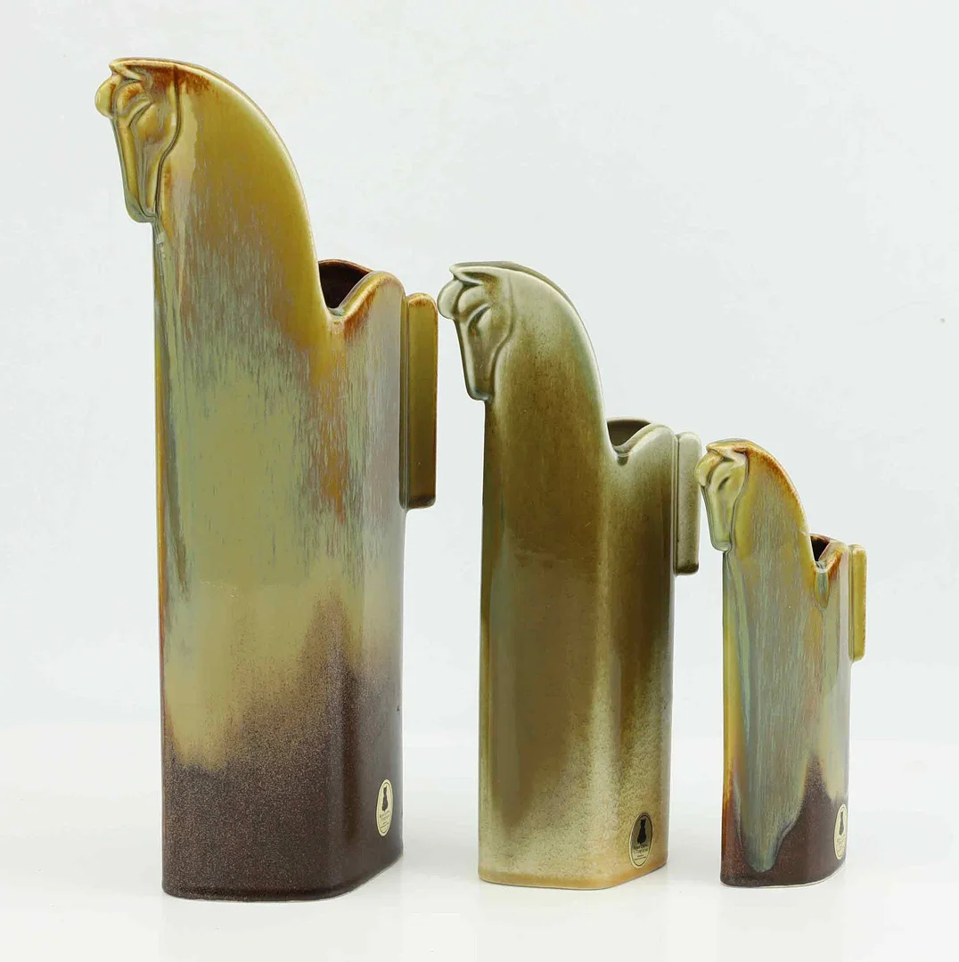 CHRISTINA PRÆSTGAARD. Vaser, 3 st , glaserad keramik, "Pampas vilda hästar", monogram i botten, Rosa Ljung, 1970-tal. — Ceramics & Porcelain — Hälsinglands Auktionsverk