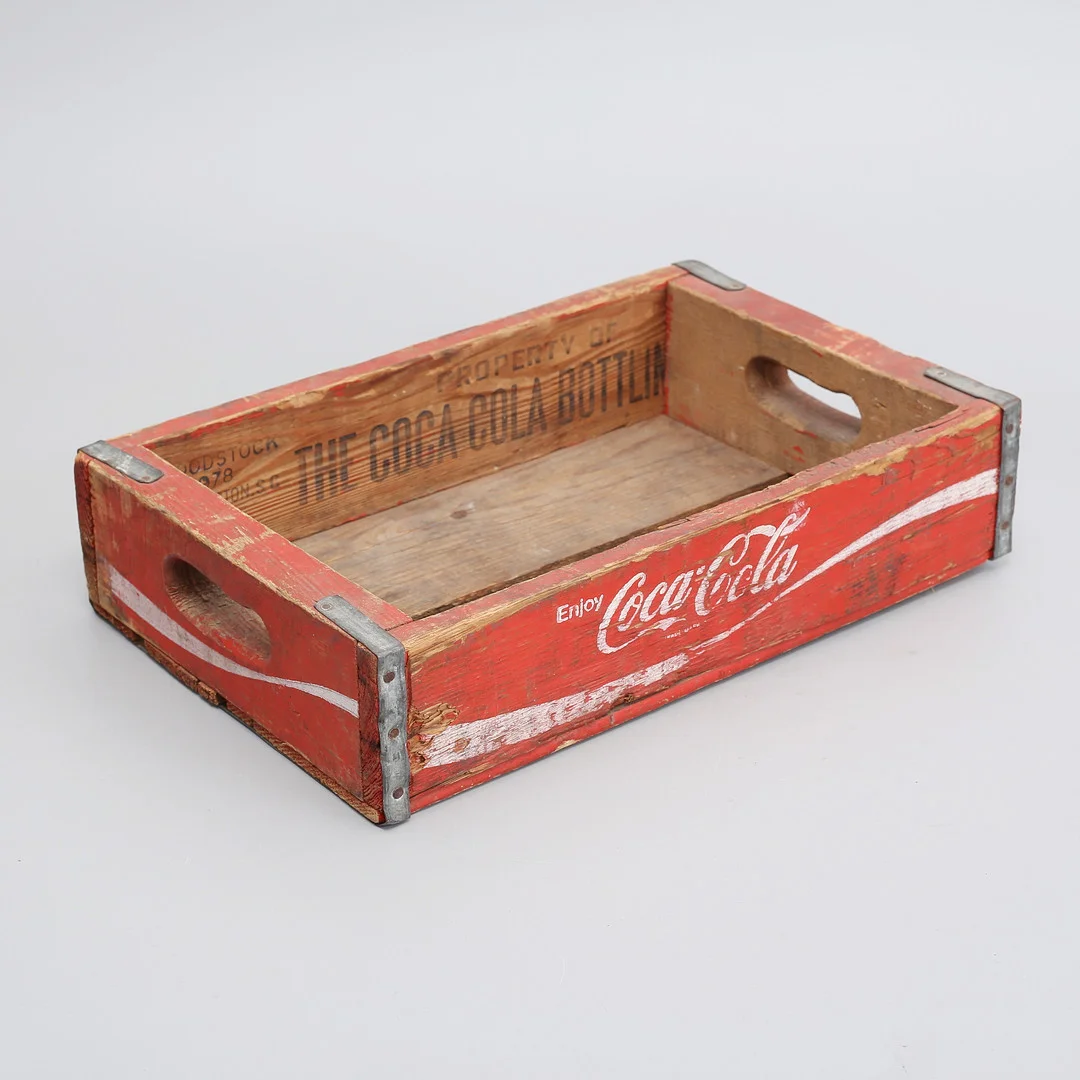 COCA-COLA, trälåda, 1900-talets andra hälft. — Miscellaneous — Auktionshuset Thelin & Johansson