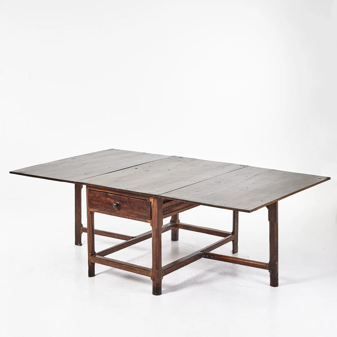 SLAGBORD, 1800-tal, valnöt, Spanien. — Tables — Stockholms Auktionsverk Magasin 5