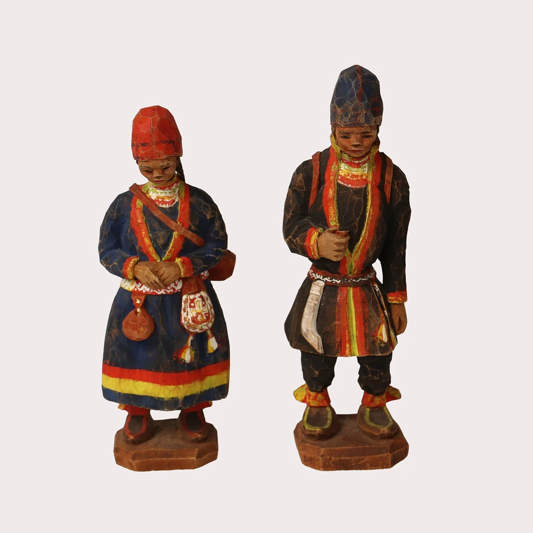 TORBORG LINDBERG-KARLSSON. (1908-1980), träfigurer, ett par, man och kvinna i sameklädsel, polykromt bemålade, Monogramsignerade TL. — Sami Arts & Crafts — Limhamns Auktionsbyrå