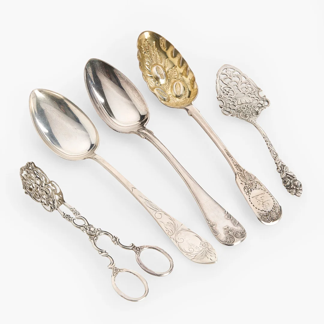 SILVER, 5 delar, bland annat kompottsked i sterlingsilver av William Eaton, London, England, 1828. — Silver — Crafoord Auktioner Stockholm