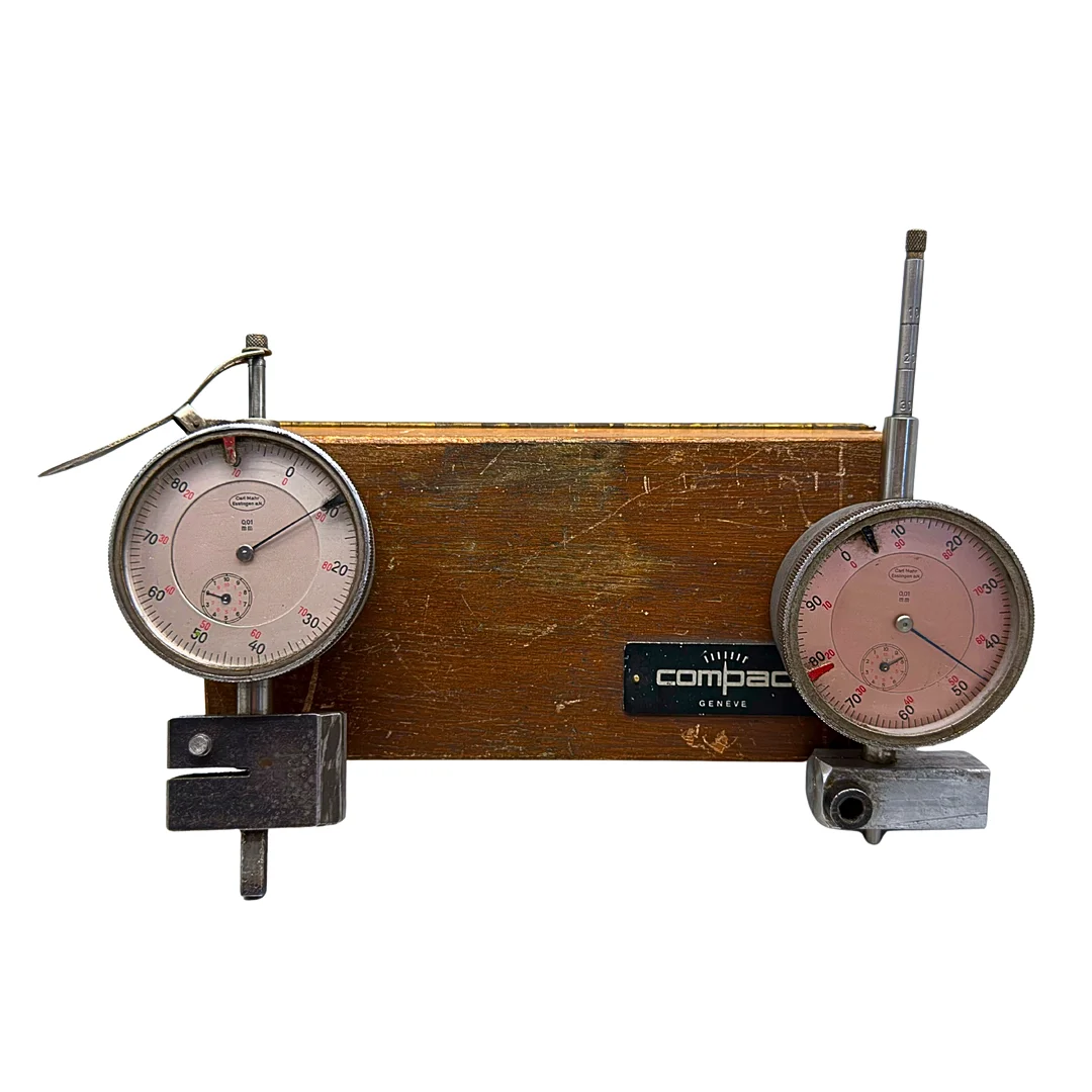 ZWEI MECHANISCHE PRÄZISIONSMESSUHREN DER MARKE CARL MAHR AUS ESSLINGEN MIT HOLZSCHATULLE. — Technica & Nautica — Auktionshaus Stuber's Hammerschlag