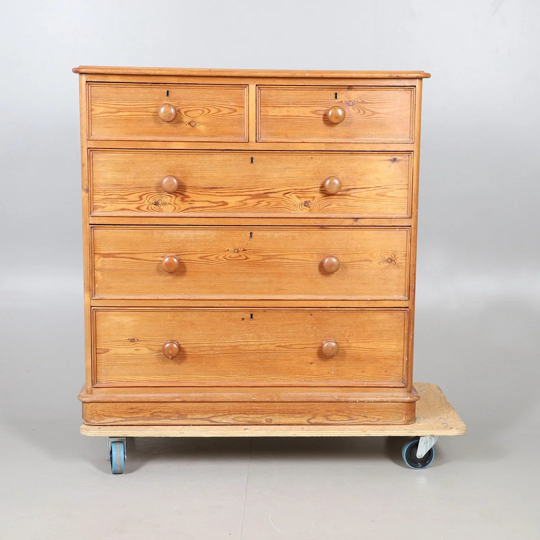 A 20TH CENTURY PINE CHEST OF DRAWERS. — Chests of drawers — Lawrences Auctioneers