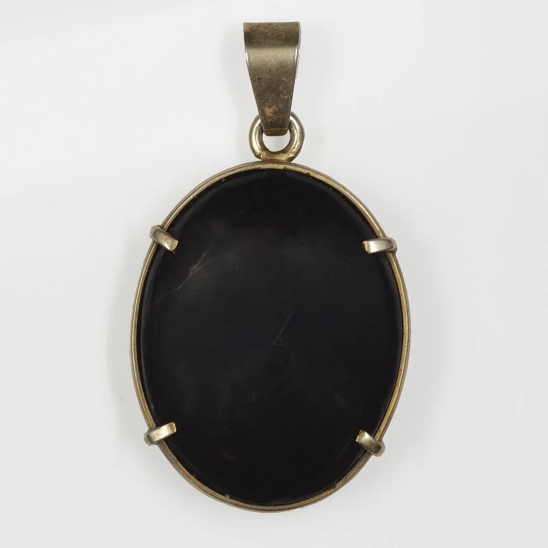 HÄNGE I SILVER MED SVART STEN. — Jewellery — Auktionskammaren Sydost Kalmar